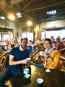 お茶の試飲と世界最大の石仏を訪ねるミニ グループ ツアー